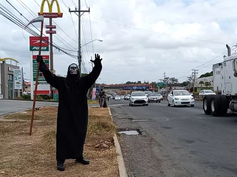 La Muerte saluda a los viajeros hacia el interior del país y advierte ser cuidadosos al manejar