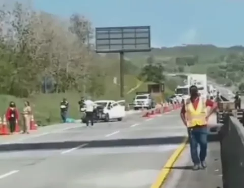Accidente de tránsito deja un muerto y una mujer herida en la autopista Panamá-Colón