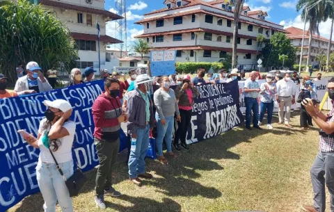 Natariegos protestan en las oficinas del MOP en la ciudad capital, exigiendo que reparen las calles