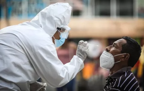 Comienza a descender la ola de contagios de ómicron en Latinoamérica