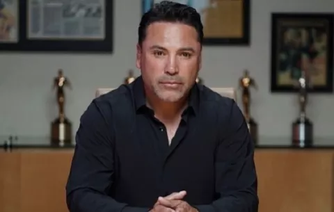 Óscar De La Hoya posa en ropa interior por motivo de su cumpleaños y le llueven las críticas