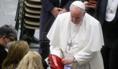 Papa Francisco recibe una camiseta de Cristiano Ronaldo