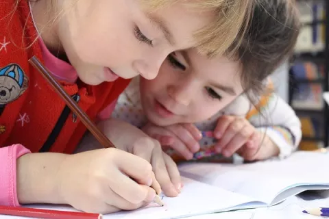 ¿Por qué los piojos se les pegan más a los niños? 