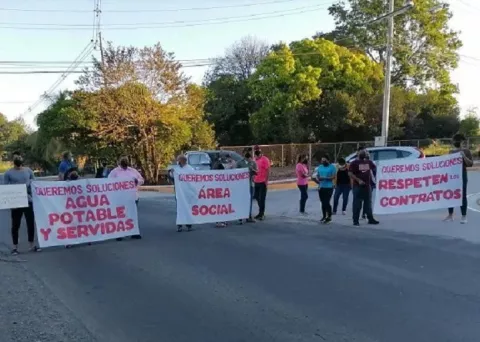 Moradores de residenciales en Santiago de Veraguas protestan contra promotoras de vivienda