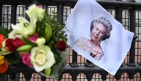 Reina Isabel II, podría ser tratada con antivirales recién aprobados contra la covid-19