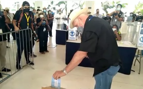 Ricardo Martinelli se mantiene a la cabeza de la carrera por la Presidencia de la República