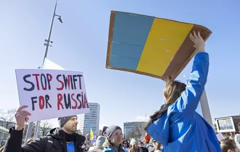 ¿Qué es el sistema Swift y por qué es la clave para aislar económicamente a Rusia?