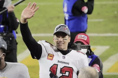 Tom Brady ignora a los Patriotas, con los que ganó 6 Super Bowls, en su carta de retiro