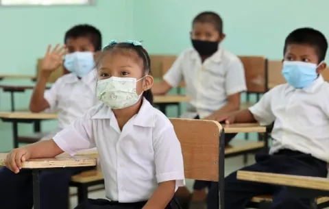 Ministra de Educación: Es mucho más económico tener uniforme que ir en ropa particular a los planteles