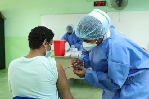 Sigue rechazo a comunicado que dice que vacunas son malas y salen a relucir amenzas a médicos que promueven la vacunación