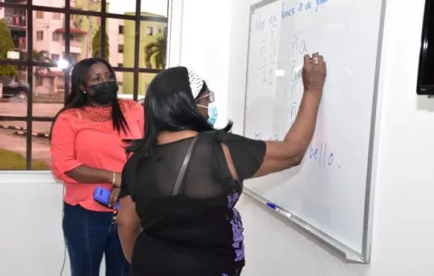 Ana López, la maestra voluntaria que le enseña a leer y escribir a los residentes de Curundú