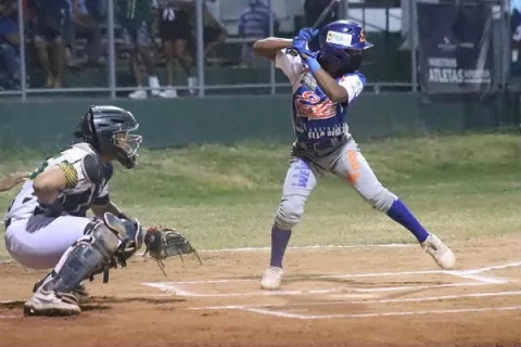 Jay Wood manda en la ofensiva del béisbol juvenil