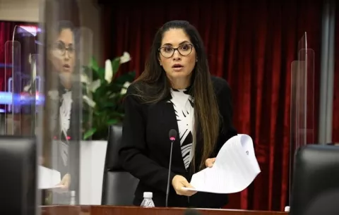 Zulay Rodríguez muestra el acta de defunción de Jorge Luis Penagos, tras ser acusada de su muerte
