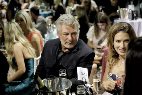 Alec Baldwin trata de evitar responsabilidad financiera por la muerte de Hutchins