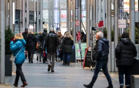 Alemania levanta restricciones en medio de una sexta ola