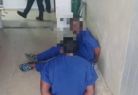 ¡De película! Ingresan a hospital vestidos de aseadores y con armas blancas