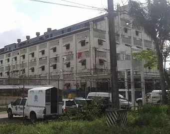 Atrapan a trabajador de cocina de cárcel de Colón tratando de ingresar droga