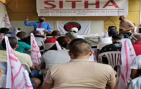 Huelga de trabajadores de Bimbo llega a su segundo día