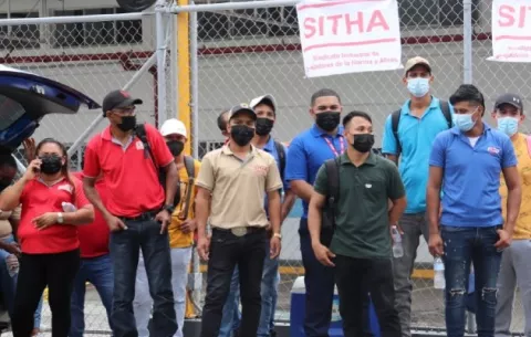 Trabajadores y Bimbo de Panamá continúan negociaciones salariales en medio de una huelga indefinida