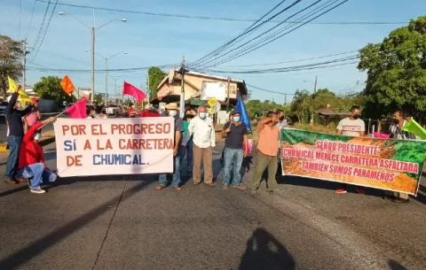 Moradores de Chumical en Veraguas, cierran los cuatro paños en la entrada de Santiago 
