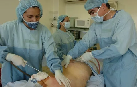 Falta de acceso a un cirujano plástico en Panamá incidió en deceso de mujer operada en Colombia