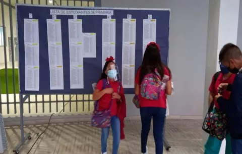 Panamá inicia clases presenciales, después de dos años de pandemia, en medio de exigencias
