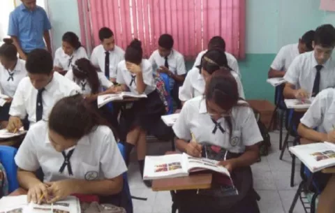 Más de 950 mil estudiantes retornan a las escuelas después de dos años de pandemia