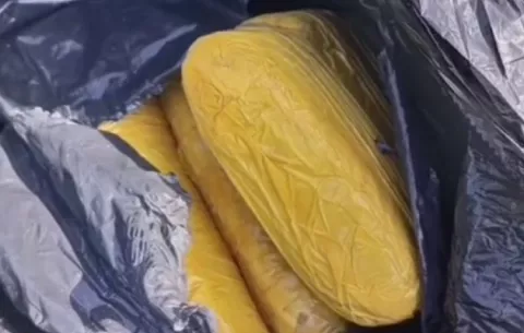 Lancha rápida con 54 paquetes de droga naufraga en la Costa Arriba de Colón; hay tres ciudadanos detenidos