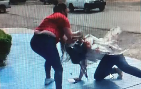 Dos mujeres se van a los golpes frente el Ministerio de Comercio e Industrias en Chiriquí 
