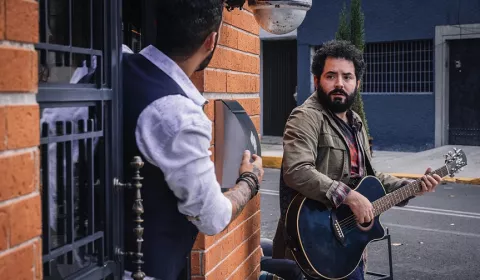 José Eduardo Derbez da vida a Andy en la serie 'Mi tío'
