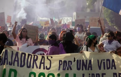 Mujeres en Panamá marchan por la protección de las niñas