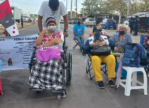 Caos en Divisa, pacientes envenenados con dietilenglicol cierran la vía 