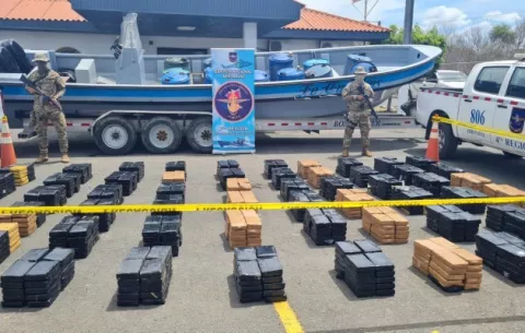 Detienen a tres colombianos con más de mil paquetes de drogas en Los Santos