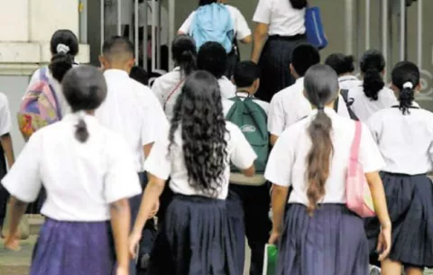 Padres de Familia reclaman uniformes escolares y zapatos ante el inicio de clases