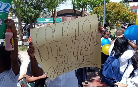 Estudiantes de tres colegios de La Chorrera marchan exigiendo clases presenciales