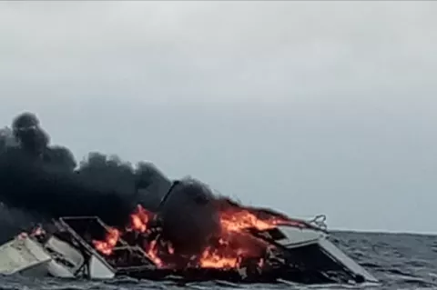 Naufragan dos españoles al incendiarse embarcación en la bahía de Portobelo en Colón 