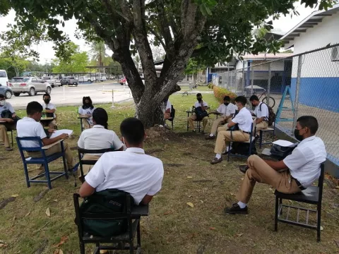 ¡Insólito! Por hacinamiento en aulas, alumnos del IPT de Veraguas dan clases bajo árboles 