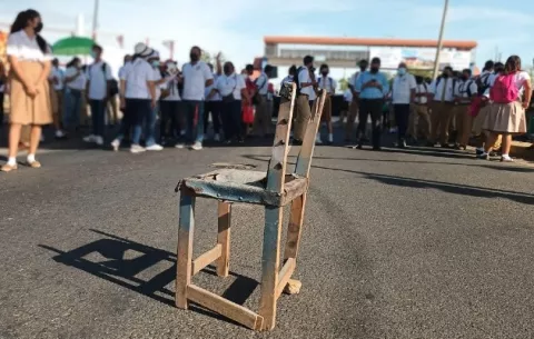 Estudiantes del IPT de Veraguas cierran vía porque comisión del Meduca no ha llegado