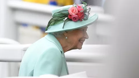 Isabel II regresa al trabajo una semana después de dar positivo por covid-19