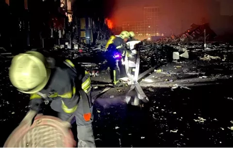 Fuerzas rusas arremeten contra centro comercial en Kiev; hay ocho muertos