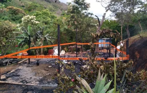 Familia de La Pintada pide ayuda para reconstruir su vivienda destruida por un incendio