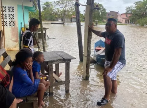 Mal tiempo deja unas siete viviendas afectadas por inundaciones en Colón
