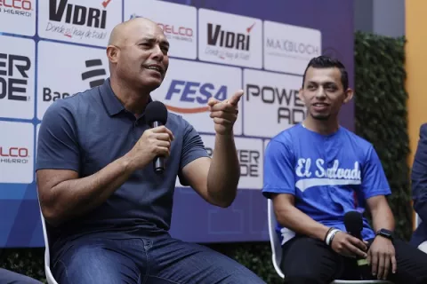 Mariano Rivera visita centro de formación deportiva para jóvenes en El Salvador