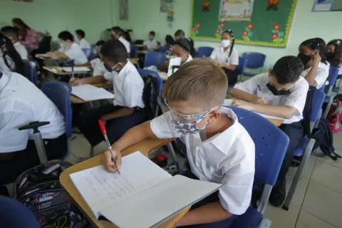 Regreso a clases presenciales: Portar la mascarilla por mucho tiempo puede provocar ansiedad en los estudiantes