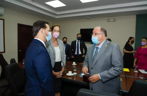 Panamá busca atraer empresas manufactureras de California