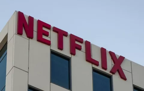 ¿Por qué Netflix planea cobrarles más a los usuarios que comparten sus cuentas fuera de casa?