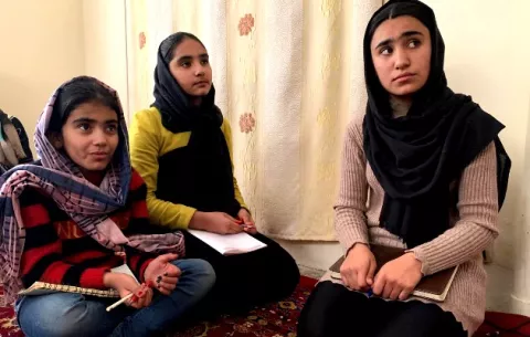 Talibanes vetan educación de niñas mayores a los 12 años; ¿qué les exige ley islámica o sharía?