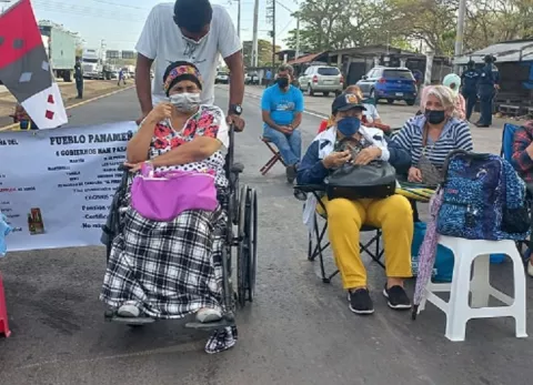 Sin respuestas pero con una hoja de ruta, salen víctimas del dietilenglicol de reunión con autoridades