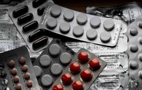 Decreto Ejecutivo sobre medicamentos es 'apaga fuego'; diputados crean subcomisión para unificar propuestas