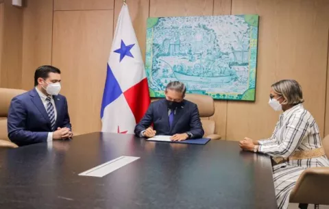 Laurentino Cortizo  firma decreto para la compra de medicamentos por desabastecimiento crítico